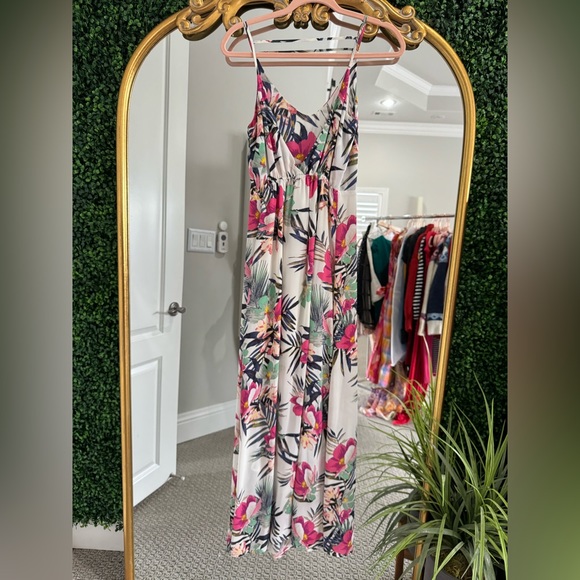 Fun and flirty floral print H&M maxi dress. Size 4 - Picture 2 of 3